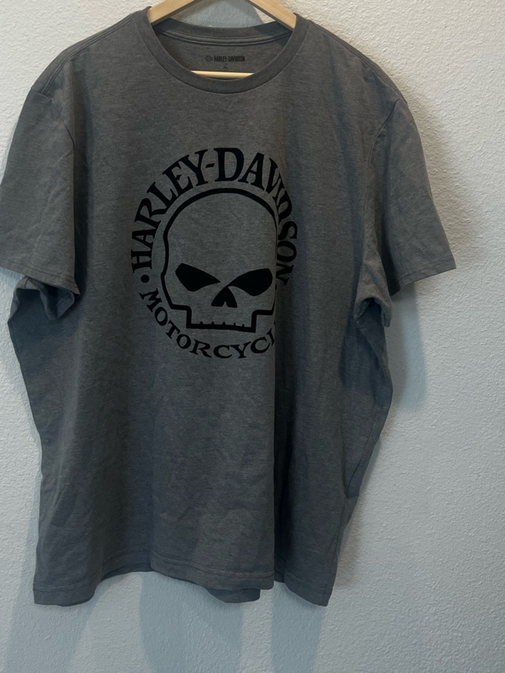 Harley-Davidson Gray Short Sleeve Skull Tee with Black Print - Picture 2 of 9